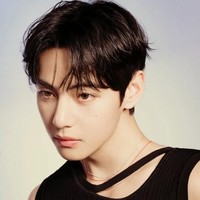 Dr. Lee menilai fitur-fitur yang membuat setiap idol pria menarik secara visual, sambil mengeliminasi mereka dari babak ke babak. Di babak final, ia memilih Taehyung sebagai pemenang utama. “V adalah seseorang yang bahkan bagi pria pun terlihat sangat tampan. Ketika klien pria datang untuk konsultasi, foto yang paling sering mereka bawa adalah foto V. Dia adalah bintang yang paling ingin mereka serupai,” ujarnya. Foto: Dok. Instagram, YouTube Objet Plastic Surgery