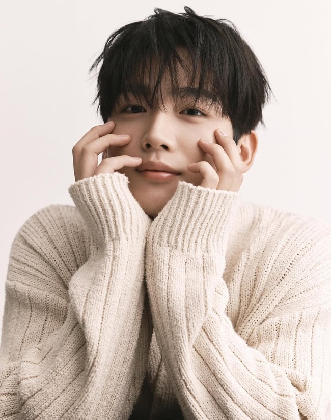 Inilah idol K-Pop yang secara ketampanan berada di urutan kedua, di bawah V BTS. Dia adalah kim Yohan dari WEi. Visualnya begitu mencuri perhatian hingga dia pun laris menjadi aktor. Pada 2025, Yoohan menjadi pemeran utama dalam drakor The Winning Try dan School 2021. Foto: Dok. Instagram, YouTube Objet Plastic Surgery