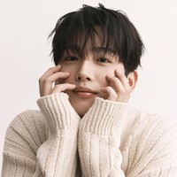 Inilah idol K-Pop yang secara ketampanan berada di urutan kedua, di bawah V BTS. Dia adalah kim Yohan dari WEi. Visualnya begitu mencuri perhatian hingga dia pun laris menjadi aktor. Pada 2025, Yoohan menjadi pemeran utama dalam drakor The Winning Try dan School 2021. Foto: Dok. Instagram, YouTube Objet Plastic Surgery