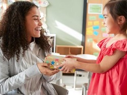 5 Pilihan Hadiah di Hari Guru 2025 yang Cocok untuk Guru Wanita