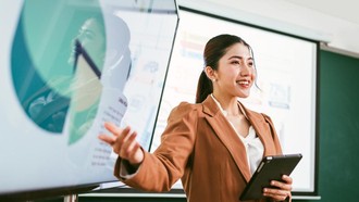 6 Zodiak yang Lebih Cocok Bekerja di Balik Layar, Nggak Suka Jadi Pusat Atensi