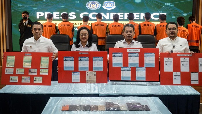 Sejumlah tersangka berjalan saat dihadirkan pada ungkap kasus pelanggaran keimigrasian di Kantor Imigrasi Kelas I Khusus Non TPI Tangerang, Kota Tangerang, Banten, Rabu (26/11/2025). Kantor Imigrasi Kelas I Khusus Non TPI Tangerang mengamankan sepuluh Warga Negara Asing (WNA) pelanggar ketentuan keimigrasian berkewarganegaraan Pakistan dan Irak pemegang izin tinggal terbatas investor yang diduga melakukan investasi bodong di Indonesia karena perusahaan penjamin WNA investor yang tidak menjalankan kegiatan operasional dan tidak diketahui pengelola usahanya. ANTARA FOTO/Putra M. Akbar/foc.