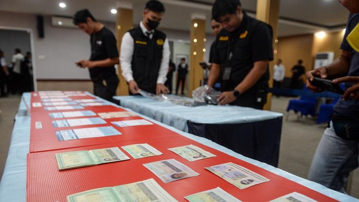 Sejumlah tersangka berjalan saat dihadirkan pada ungkap kasus pelanggaran keimigrasian di Kantor Imigrasi Kelas I Khusus Non TPI Tangerang, Kota Tangerang, Banten, Rabu (26/11/2025). Kantor Imigrasi Kelas I Khusus Non TPI Tangerang mengamankan sepuluh Warga Negara Asing (WNA) pelanggar ketentuan keimigrasian berkewarganegaraan Pakistan dan Irak pemegang izin tinggal terbatas investor yang diduga melakukan investasi bodong di Indonesia karena perusahaan penjamin WNA investor yang tidak menjalankan kegiatan operasional dan tidak diketahui pengelola usahanya. ANTARA FOTO/Putra M. Akbar/foc.