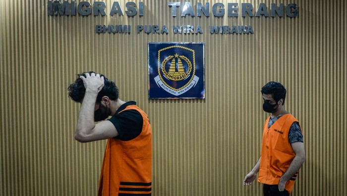 Sejumlah tersangka berjalan saat dihadirkan pada ungkap kasus pelanggaran keimigrasian di Kantor Imigrasi Kelas I Khusus Non TPI Tangerang, Kota Tangerang, Banten, Rabu (26/11/2025). Kantor Imigrasi Kelas I Khusus Non TPI Tangerang mengamankan sepuluh Warga Negara Asing (WNA) pelanggar ketentuan keimigrasian berkewarganegaraan Pakistan dan Irak pemegang izin tinggal terbatas investor yang diduga melakukan investasi bodong di Indonesia karena perusahaan penjamin WNA investor yang tidak menjalankan kegiatan operasional dan tidak diketahui pengelola usahanya. ANTARA FOTO/Putra M. Akbar/foc.