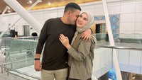 Setelah menikah, Irish Bella dan Haldy Sabri romantis banget, karena selalu bersama saat bekerja maupun datang ke sebuah acara. (Foto: dok Instagram _irishbella_)