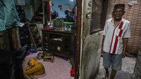 Warga melintasi gang sempit di wilayah permukiman padat penduduk RW 12 Kelurahan Tanah Tinggi, Jakarta, Rabu (26/11/2025). Kondisi padat penduduk terlihat jelas di mana warga tinggal berdekatan dalam ruang terbatas. ANTARAFOTO/Muhammad Rizky Febriansyah
