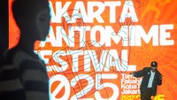 Musisi Iwa K (kanan) menunjukkan aksi rap dan beatbox saat meramaikan Jakarta Pantomime Festival 2025 di kawasan Kota Tua, Jakarta, pada Selasa (25/11/2025). ANTARA FOTO/NAUFAL KHOIRULLOH