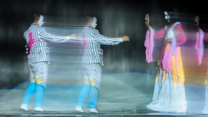 Seniman pantomim dari Bengkel Mime tampil pada Jakarta Pantomime Festival 2025 di Kota Tua, Jakarta, Selasa (25/11/2025). Dinas Pariwisata dan Ekonomi Kreatif (Disparekraf) DKI Jakarta bekerja sama dengan Asosiasi Seniman Pantomim Indonesia (ASPI) menggelar acara bertema Funtomime, berpaduan pantomim dengan seni tari, puisi, magic, teater, hingga multimedia yang berlangsung hingga 26 November 2025. ANTARA FOTO/Naufal Khoirulloh/rwa.