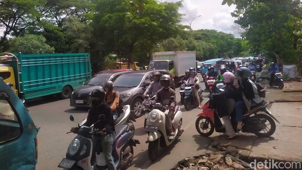 Arus lalu lintas (lalin) di Jalan Urip Sumoharjo, Kota Makassar, Sulawesi Selatan (Sulsel) macet sejak pagi tadi.