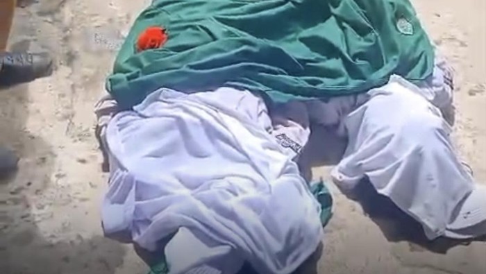 Jasad kedua korban usai dievakuasi warga sekitar.