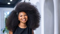 Punya Rambut Afro 'Raksasa', Wanita Ini Berhasil Pecahkan Rekor Dunia