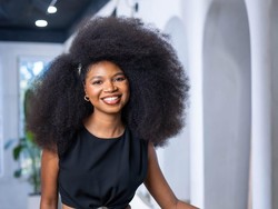 Punya Rambut Afro 'Raksasa', Wanita Ini Berhasil Pecahkan Rekor Dunia