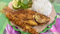 Kalau suka ikan goreng, ada pilihan lauk ikan nila goreng di sini. Dagingnya lembut dan rasa bumbu ungkepnya cukup gurih. Foto: Andi Annisa DR/detikfood