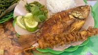 Bagi yang tertarik mampir ke Jukut Goreng Samali, tempat makan ini buka pukul 13.00-21.30. Mampir yuk! Foto: Andi Annisa DR/detikfood