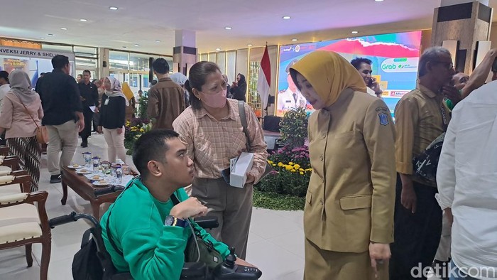 Julius (baju hijau) antusias menceritakan mimpinya