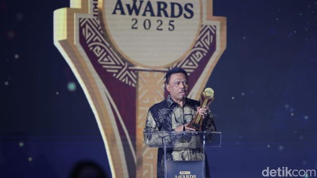 Kakorlantas Polri Irjen Agus Suryonugroho menerima detikcom Awards 2025. Dia mempersembahkan penghargaan itu untuk jajaran Korlantas Polri. (dok detikcom)
