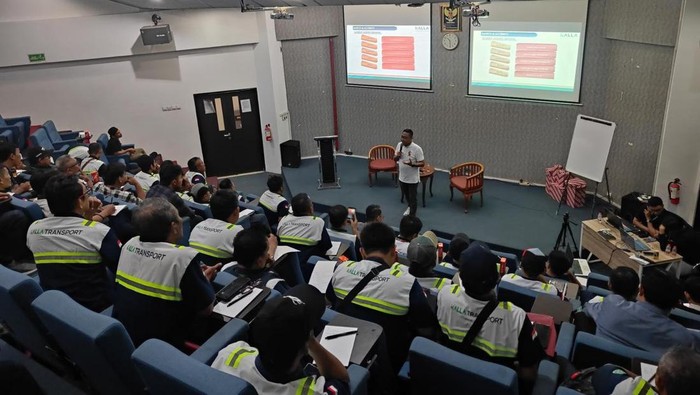 Kalla Transport & Logistics menggelar Safety and Defensive Driving Training di Auditorium Gedung X Fakultas Ilmu Budaya Universitas Indonesia, Depok.
