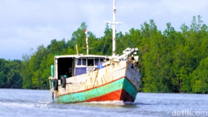 Kapal Pelra di Kaltara.