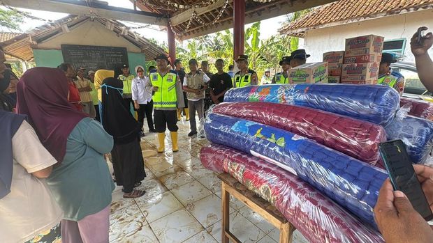 Kapolresta Cilacap, membantu warga terdampak banjir dengan penyaluran bantuan dan pemeriksaan kesehatan. (dok.istimewa)