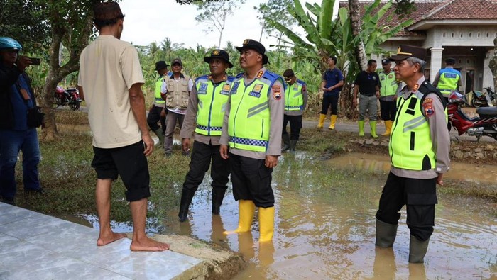 Kapolresta Cilacap, membantu warga terdampak banjir dengan penyaluran bantuan dan pemeriksaan kesehatan. (dok.istimewa)