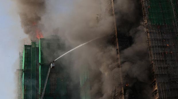 Kebakaran besar menghanguskan sejumlah blok apartemen di kompleks permukiman di Hong Kong pada Rabu (26/11/20215) waktu setempat. (REUTERS/Tyrone Siu)