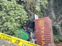 Truk Kontainer Tabrak Jembatan-Jatuh ke Sungai di Sukabumi