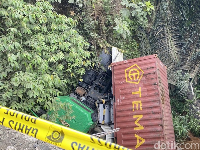 TKP kecelakaan truk kontainer di Sukabumi