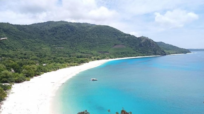 Keindahan Pantai Lingal Alor dari atas tebing. (Tangkap Layar Google Maps/Daniel)