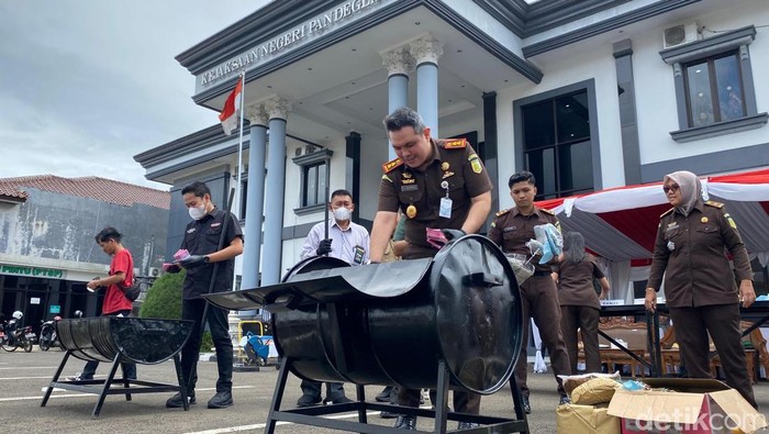 Kejari Pandeglang musnahkan barang bukti hasil kejahatan dari 54 perkara