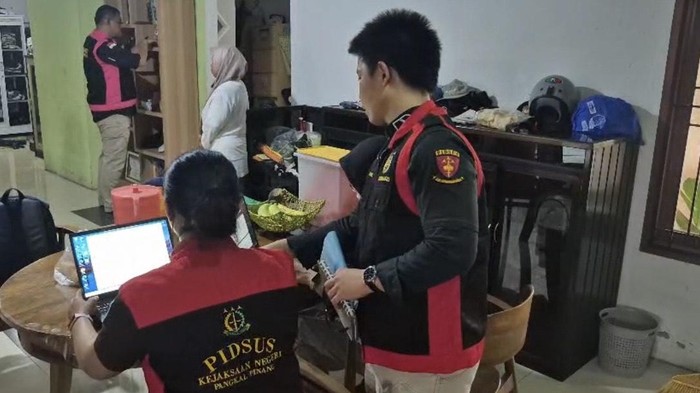 Kejari Pangkalpinang menggeledah kantor KONI Kota Pangkalpinang.