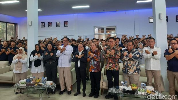 Kementerian Pelindungan Pekerja Migran Indonesia (KP2MI) melatih 200 calon PMI keahlian juru las (plate welder). Para juru las akan dikirim ke Eropa Timur. (Rachma I/detikcom)