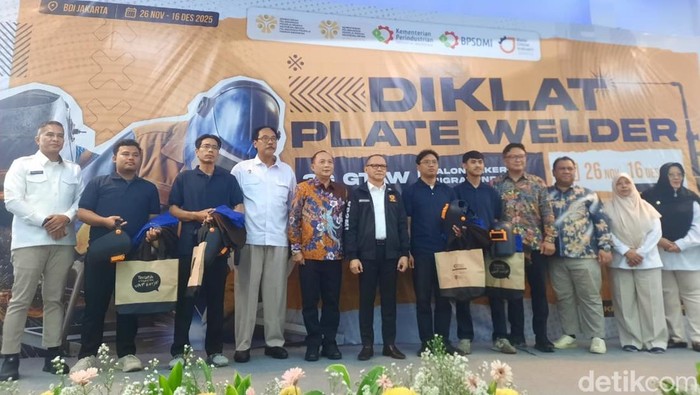 Kementerian Pelindungan Pekerja Migran Indonesia (KP2MI) melatih 200 calon PMI keahlian juru las (plate welder). Para juru las akan dikirim ke Eropa Timur. (Rachma I/detikcom)