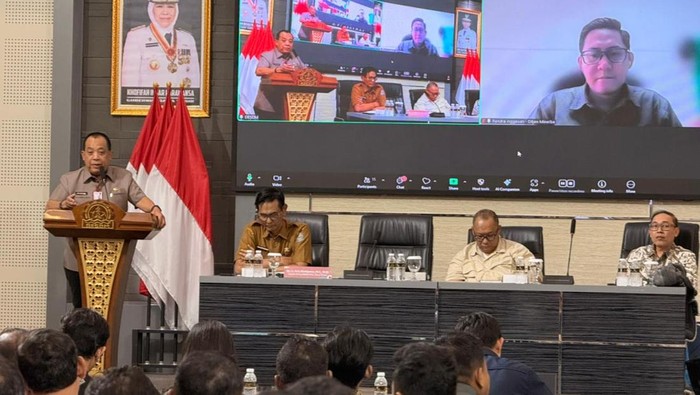 Kepala Dinas ESDM Jatim, Aris Mukiyono, saat memberikan sosialisasi