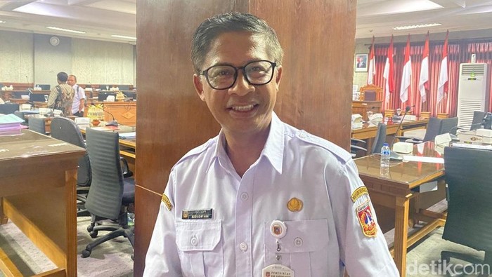 Kepala Disdikpora Karangasem, I Gusti Bagus Budiadnyana saat ditemui setelah rapat kerja di DPRD, Rabu (26/11/2025)