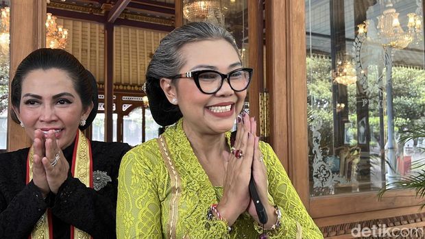 GKR Panembahan Timoer Rumbay saat berbincang dengan Paku Buwono XIV Purbaya di sela pengukuhan bebadan baru Keraton Solo, Rabu (26/11/2025).