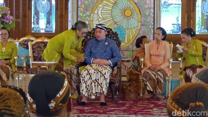 GKR Panembahan Timoer Rumbay saat berbincang dengan Paku Buwono XIV Purbaya di sela pengukuhan bebadan baru Keraton Solo, Rabu (26/11/2025).