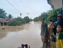Koramil 01/Batangtoru Bantu Evakuasi Warga Terdampak Banjir di Tapsel