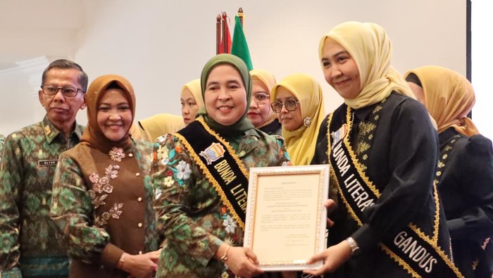 Ketua TP PKK Kota Palembang yang juga Bunda Literasi Palembang Dewi Sastrani Ratu Dewa mengukuhan ini bunda literasi di setiap kecamatan