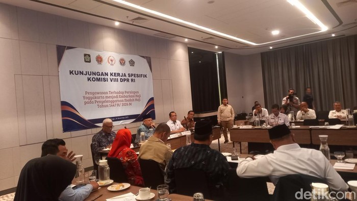 Komisi VIII DPR RI saat mengecek hotel lokasi Embarkasi haji di Kulon Progo, Rabu (26/11/2025).