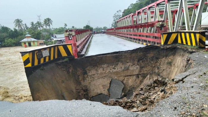 Kondisi jembatan yang terputus akibat banjir di Kabupaten Tapanuli Utara, Sumatra Utara, Selasa (25/11).  (dok. BPBD Tapanuli Utara)