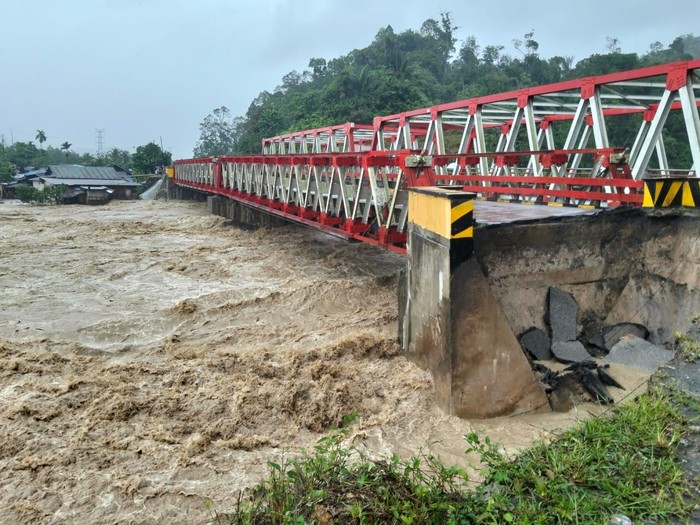 Kondisi jembatan yang terputus akibat banjir di Kabupaten Tapanuli Utara, Sumatra Utara, Selasa (25/11).  (dok. BPBD Tapanuli Utara)