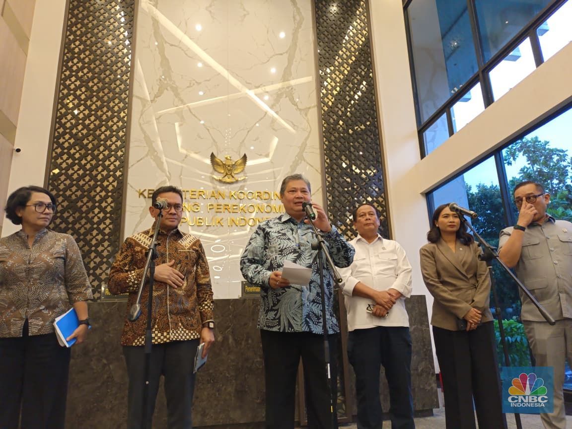 Konferensi Pers Kebijakan Pendorong Pertumbuhan Ekonomi TW IV dan Kesiapan Nataru 2025. Lobby Kemenko Perekonomian. (CNBC Indonesia/Martya Rizky)