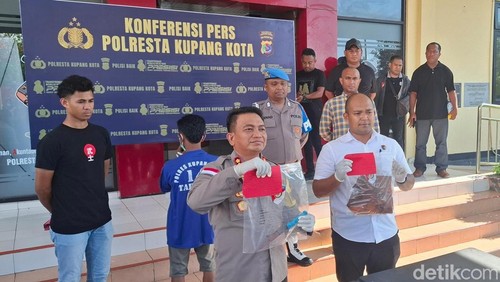 Wakapolresta Kupang Kota, AKBP AA Gde Anom Wirata bersama Kasat Reskrim Polresta Kupang Kota Kompol Marselus Yugo Amboro menunjukan barang bukti, Rabu (26/11/2025).