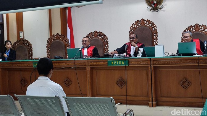 Terdakwa kasus korupsi BUMDes Teranggana Sari, Badung di Pengadilan Tipikor Denpasar, Rabu (26/11/2025). (Ahmad Firizqi Irwan/detikBali)