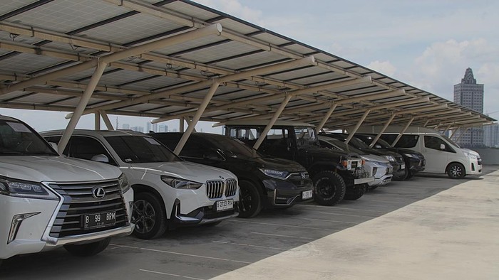 KPK Bakal Lelang Aset Koruptor Senilai Rp 289 M ----- Petugas menunjukkan barang rampasan koruptor yang bakal dilelang di Gedung Rupbasan KPK, Cawang, Jakarta, Rabu (26/11/2025). KPK membuka lelang dalam rangka memperingati Hari Antikorupsi Sedunia 2025 pada 9 Desember mendatang. Total aset yang akan dilelang sebanyak 176 unit dengan nilai mencapai Rp 289 miliar.