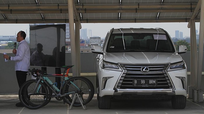 KPK Bakal Lelang Aset Koruptor Senilai Rp 289 M ----- Petugas menunjukkan barang rampasan koruptor yang bakal dilelang di Gedung Rupbasan KPK, Cawang, Jakarta, Rabu (26/11/2025). KPK membuka lelang dalam rangka memperingati Hari Antikorupsi Sedunia 2025 pada 9 Desember mendatang. Total aset yang akan dilelang sebanyak 176 unit dengan nilai mencapai Rp 289 miliar.