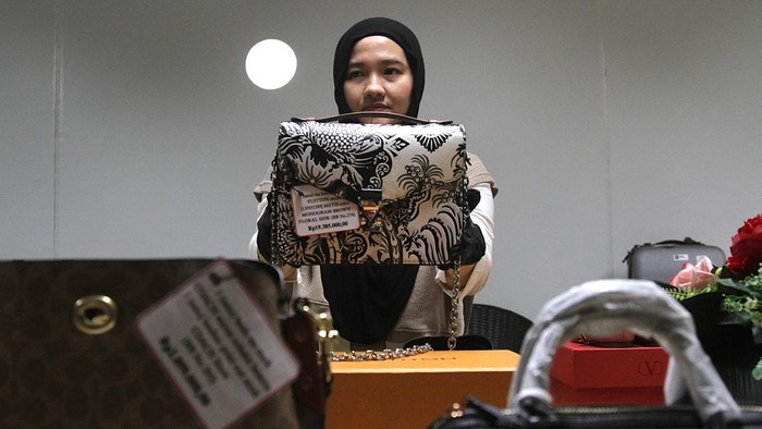 KPK Bakal Lelang Aset Koruptor Senilai Rp 289 M ----- Petugas menunjukkan barang rampasan koruptor yang bakal dilelang di Gedung Rupbasan KPK, Cawang, Jakarta, Rabu (26/11/2025). KPK membuka lelang dalam rangka memperingati Hari Antikorupsi Sedunia 2025 pada 9 Desember mendatang. Total aset yang akan dilelang sebanyak 176 unit dengan nilai mencapai Rp 289 miliar.