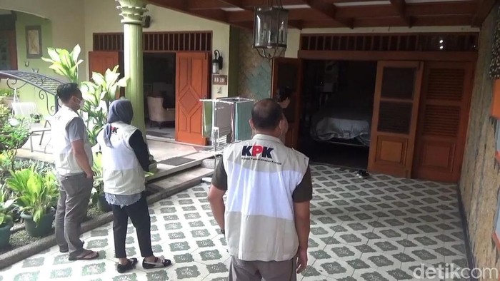 KPK geledah kantor di Surabaya