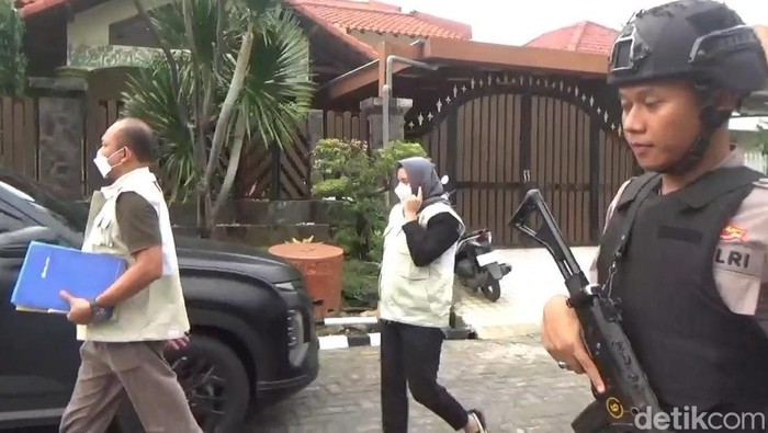 KPK geledah kantor di Surabaya