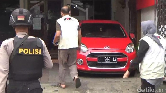 KPK geledah kantor di Surabaya